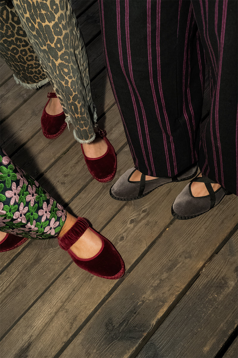 MAFALDA BURGUNDY IN BURGUNDY WITH BROWN PIPING