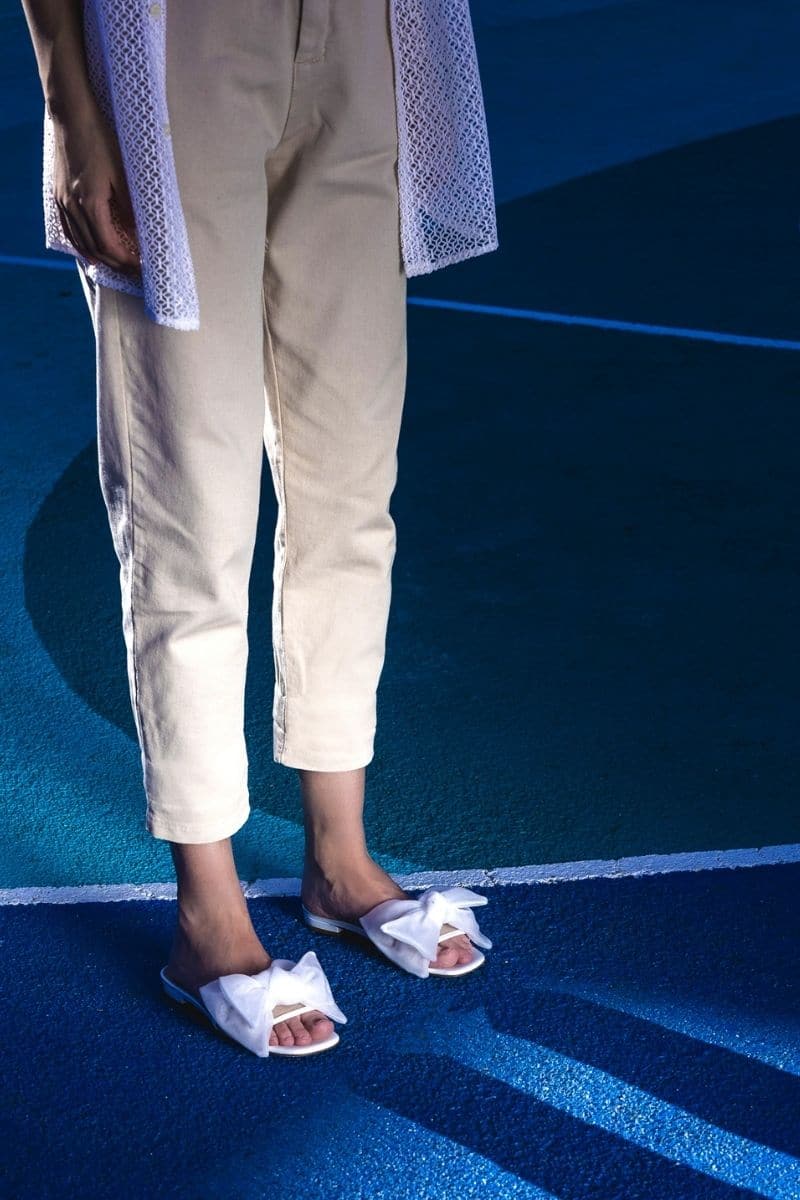 WHITE PATENT BOW SLIDERS