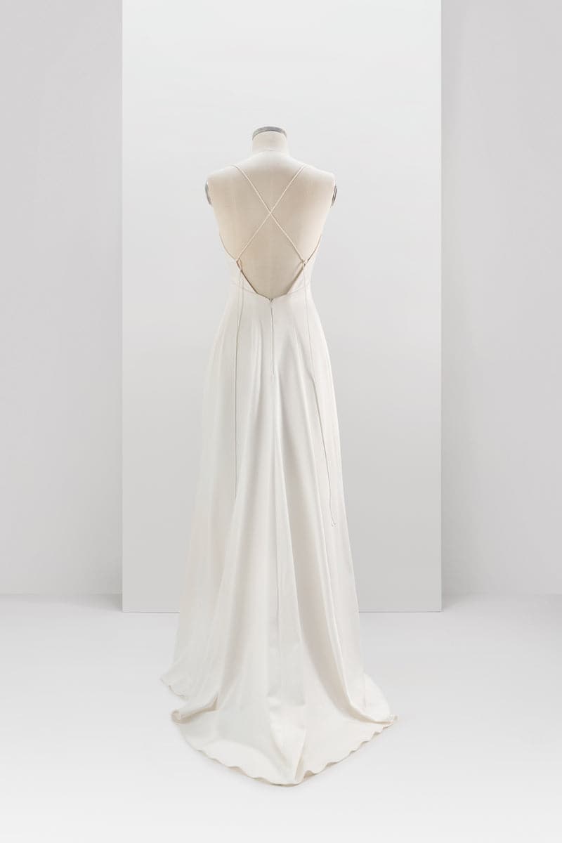 MINIMALISTIC SIMPLE GOWN WITH REMOVABLE MERINGUE FLOUNCES TRAIN