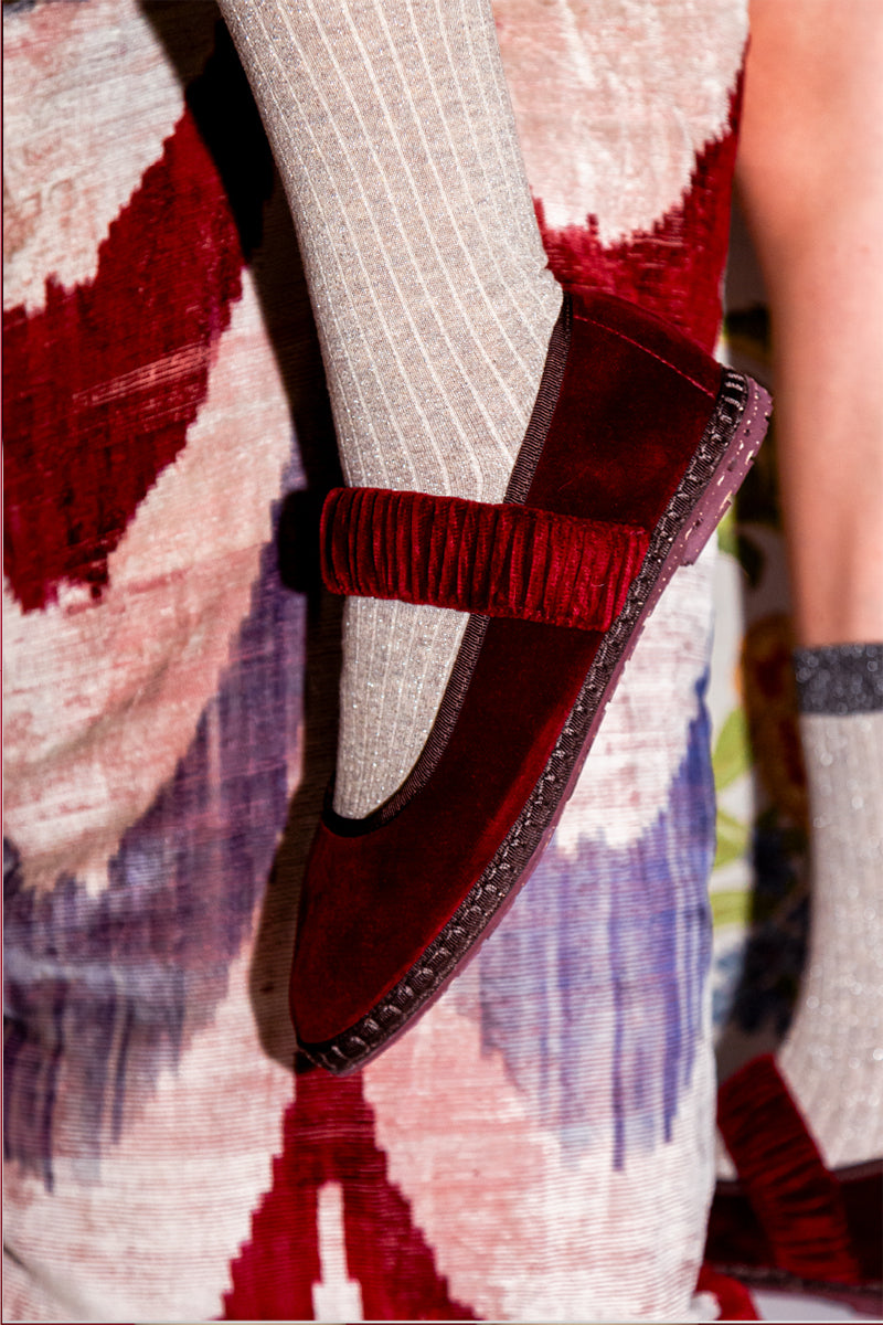 MAFALDA BURGUNDY IN BURGUNDY WITH BROWN PIPING