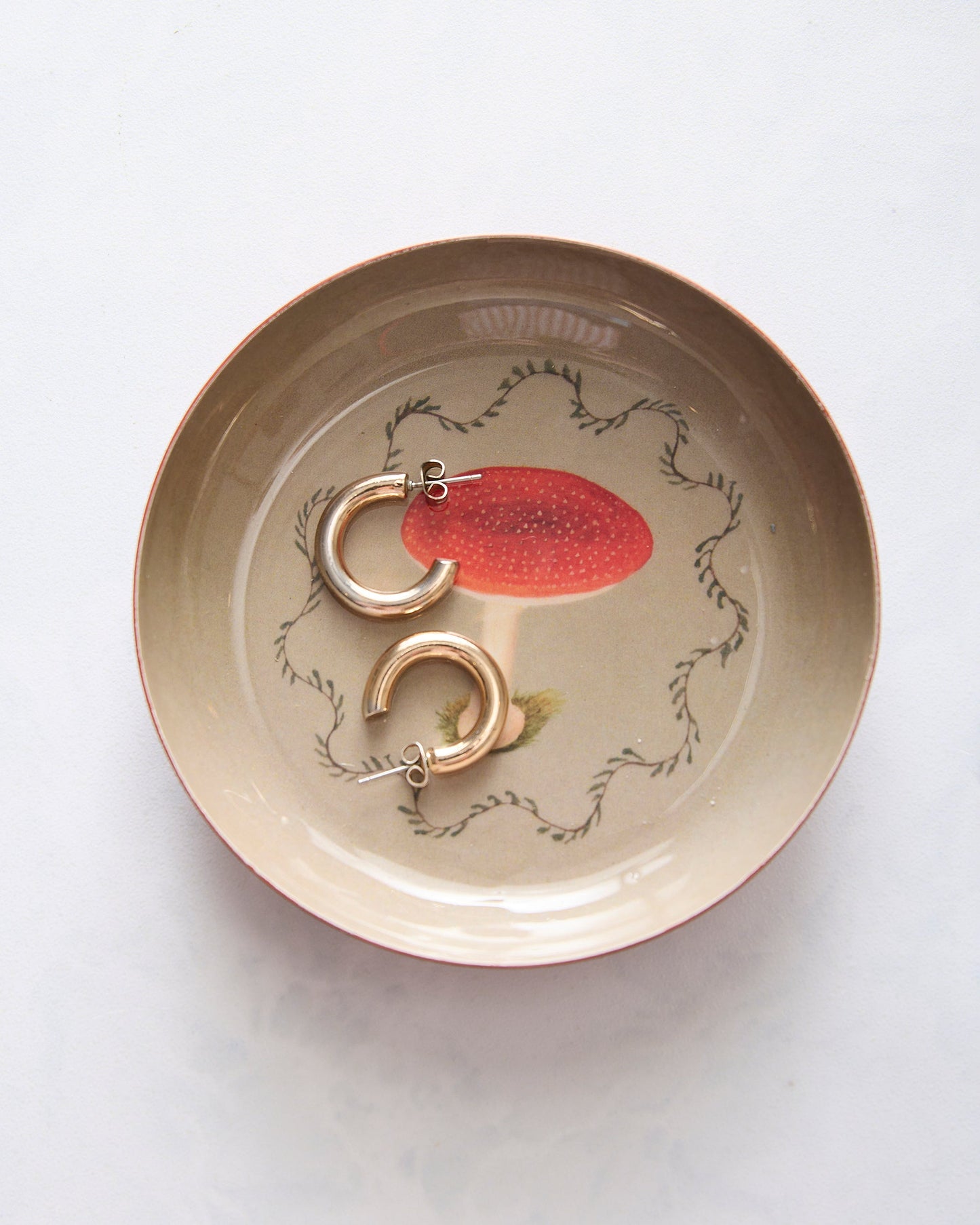 Mushroom - Round Enamel Dish - Roomytown Inc