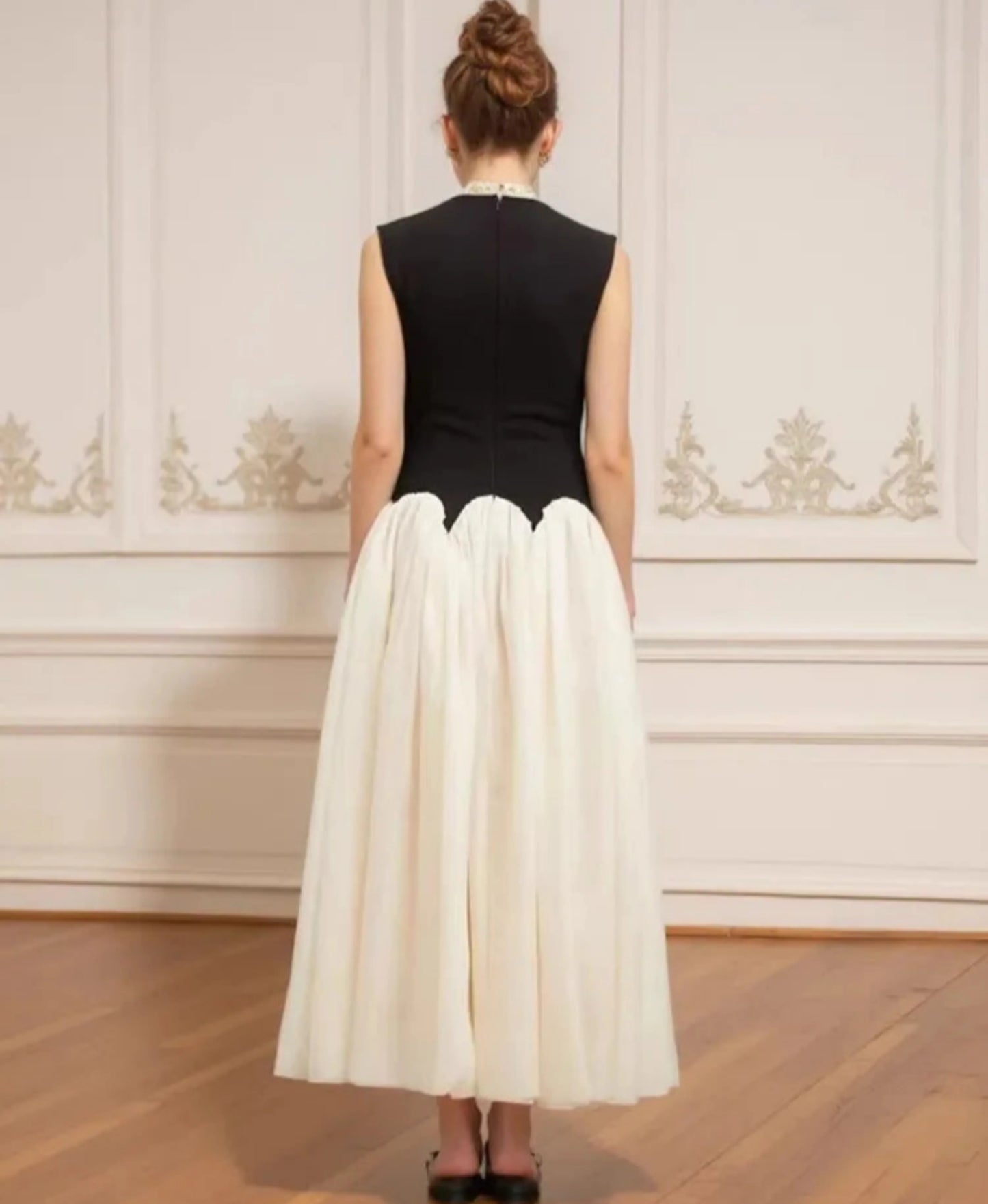 Elegant Scallop Sleeveless Dress