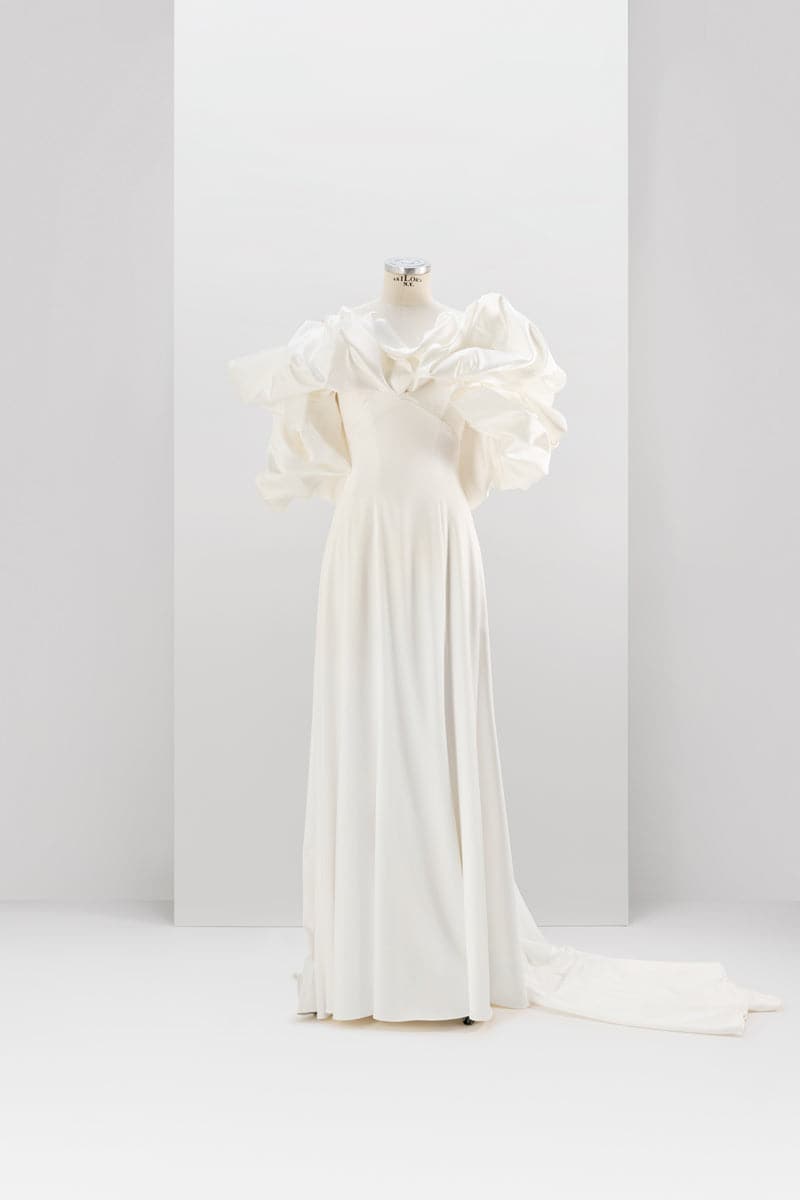 MINIMALISTIC SIMPLE GOWN WITH REMOVABLE MERINGUE FLOUNCES TRAIN