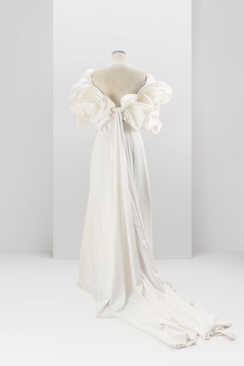 MINIMALISTIC SIMPLE GOWN WITH REMOVABLE MERINGUE FLOUNCES TRAIN