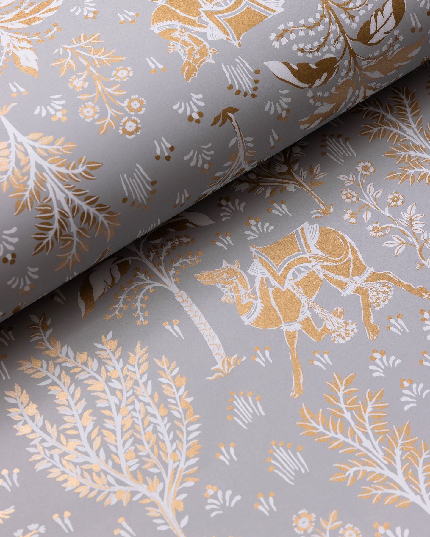 Camel's Courtyard - Wallpaper Double Roll - Pale Gray/Gold