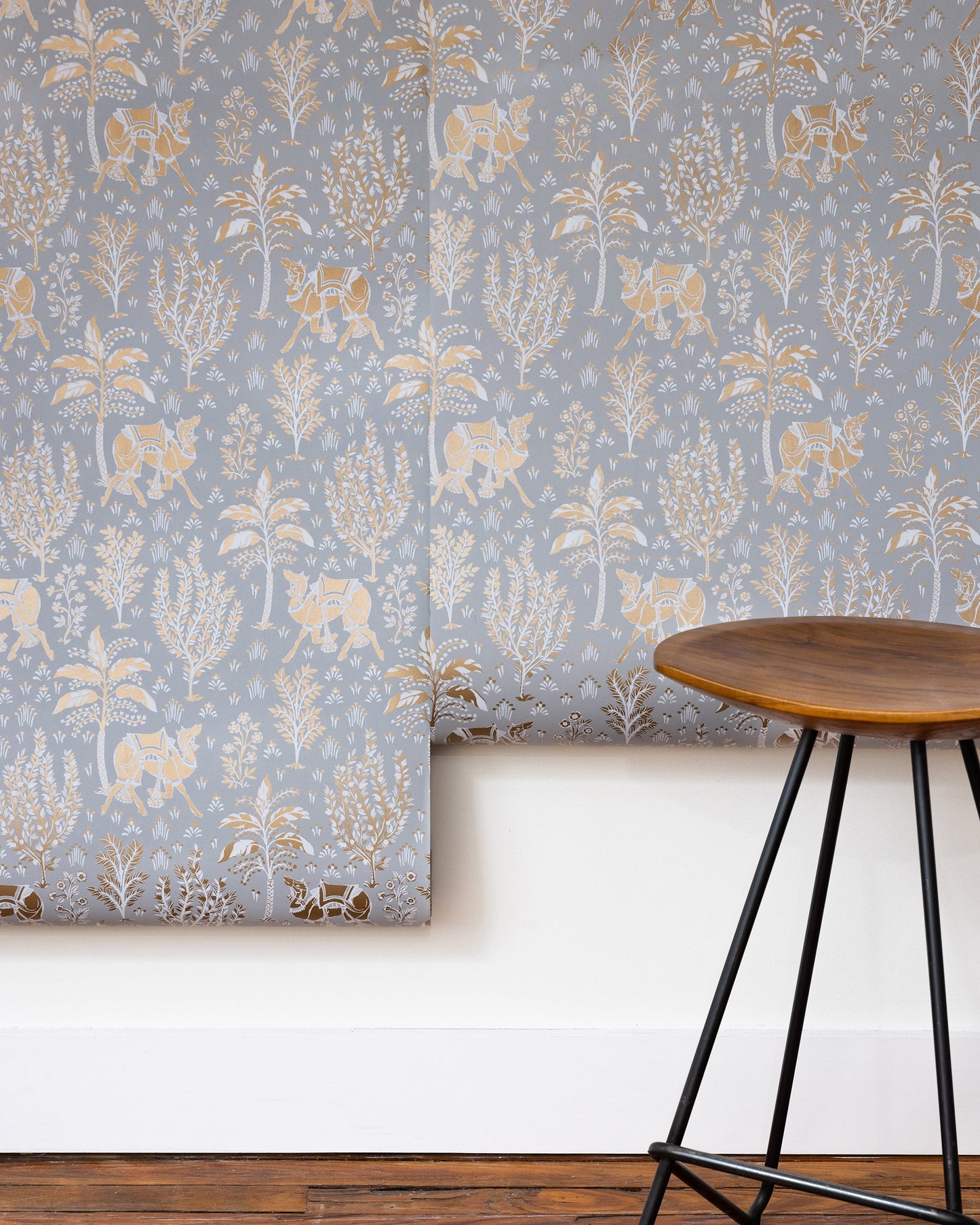 Camel's Courtyard - Wallpaper Double Roll - Pale Gray/Gold