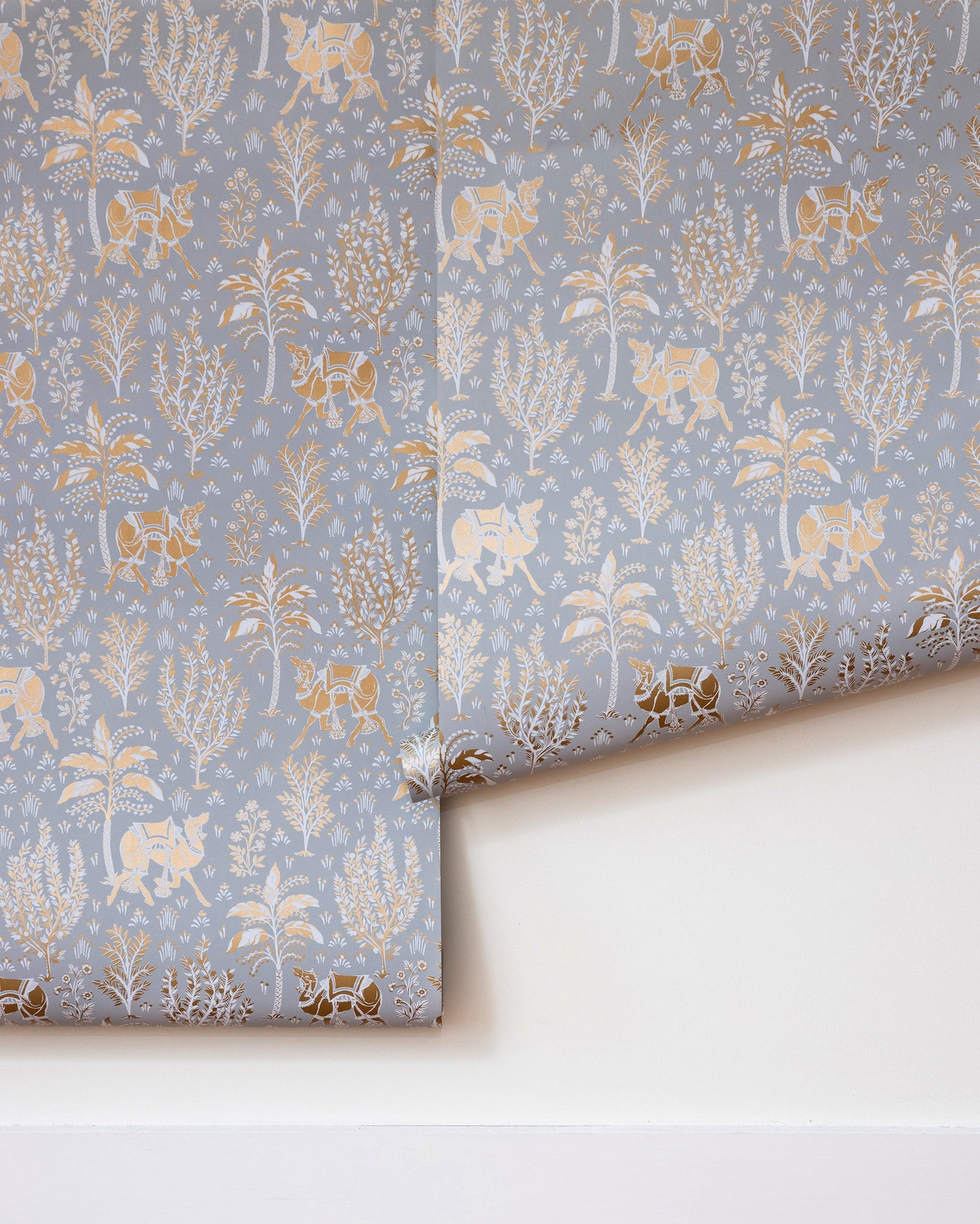 Camel's Courtyard - Wallpaper Double Roll - Pale Gray/Gold