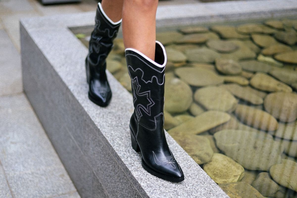 MID-CALF BLACK LEATHER COWBOY BOOTS