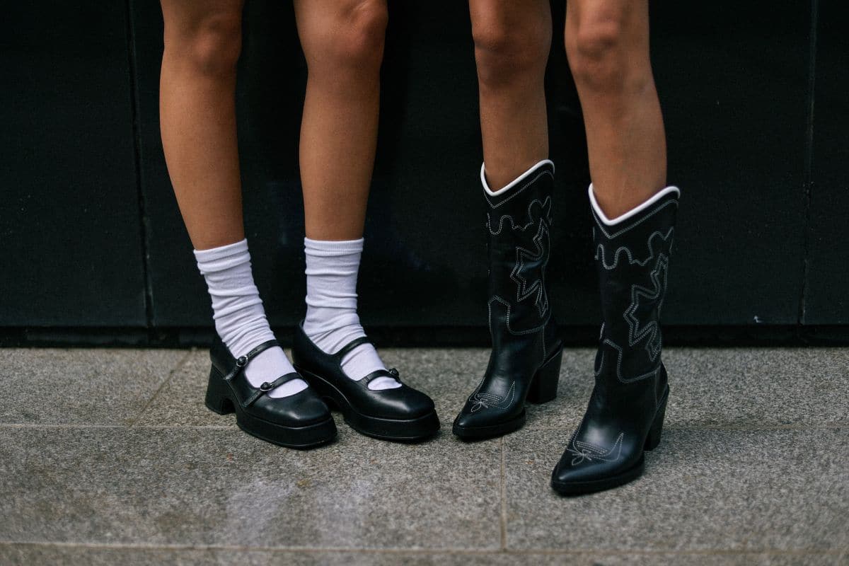 MID-CALF BLACK LEATHER COWBOY BOOTS