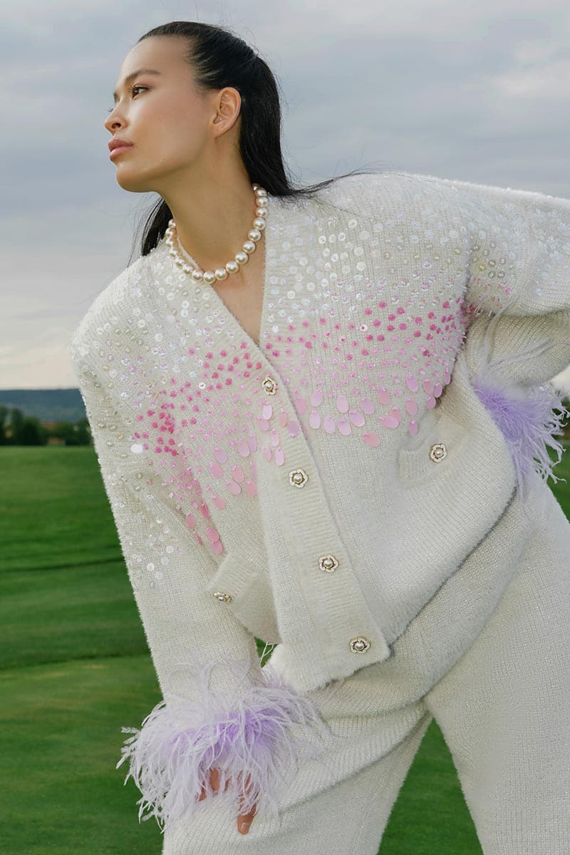 KNITTED CREAM SET WITH FEATHER CUFFS
