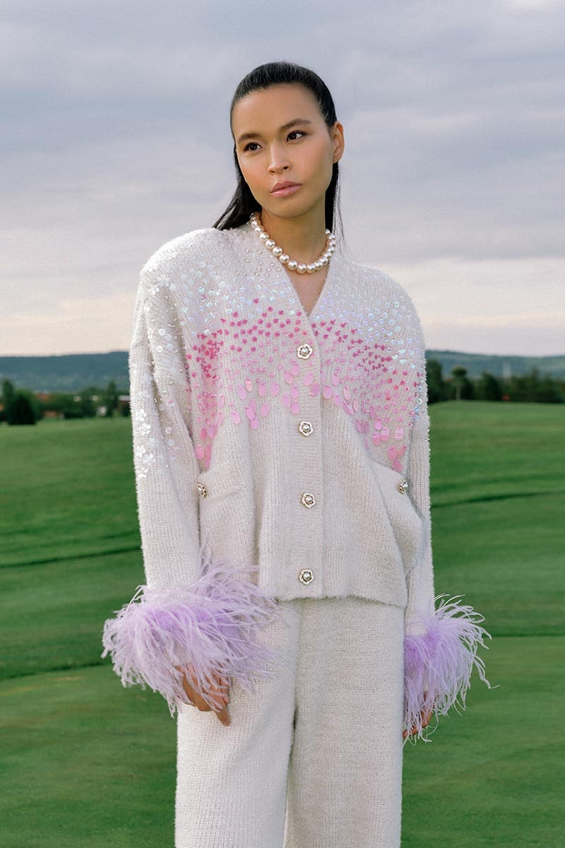 KNITTED CREAM SET WITH FEATHER CUFFS